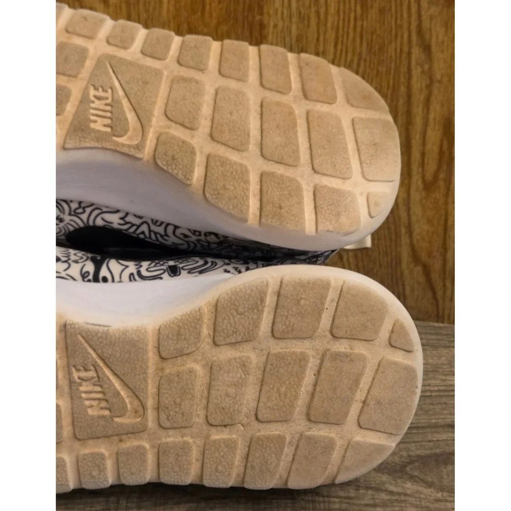 Nike Roshe One Athletic Shoes Sneakers Womens Size 8 Black White Doodle Print